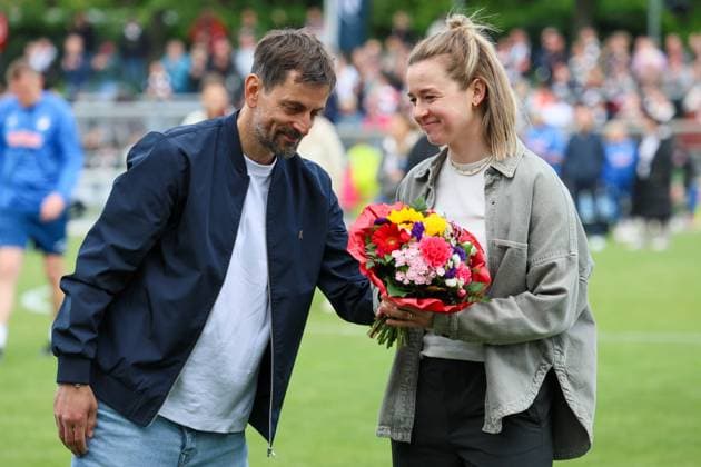 Frankfurt, Germany 04 May 2025 1 BL Women 2024 2025 Eintracht Frankfurt vs TSG Hoffenheim In the picture from left head coach Niko Arnautis Eintracht Frankfurt and Anna Aehling Eintracht Frankfurt at the farewell of Eintracht Frankfurt DFB regulations prohibit any use of photographs as image sequences and or quasi video Stadion am Brentanobad Hessen Copyright: xFotostandx xFantinix