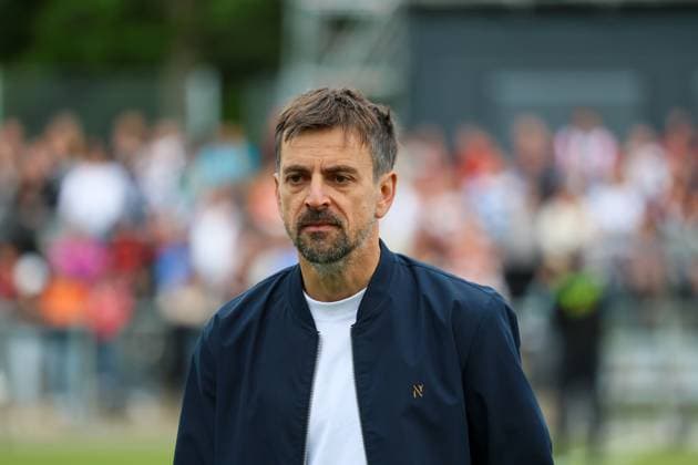 Frankfurt, Germany 04 May 2025 1 BL Women 2024 2025 Eintracht Frankfurt vs TSG Hoffenheim In the picture Head coach Niko Arnautis Eintracht Frankfurt DFB regulations prohibit any use of photographs as image sequences and or quasi video Stadion am Brentanobad Hessen Copyright: xFotostandx xFantinix