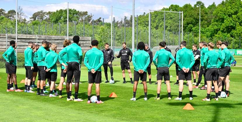 02 01 2025 Soccer 2 Bundesliga Season 2024 2025 SpVgg Greuther Fürth Fuerth Kleeblatt Training xwoxzix Team Circle Team Team Milorad Pekovic Co Coach SpVgg Greuther Fürth Thomas Kleine Coach SpVgg Greuther Fürth talk to Team Team