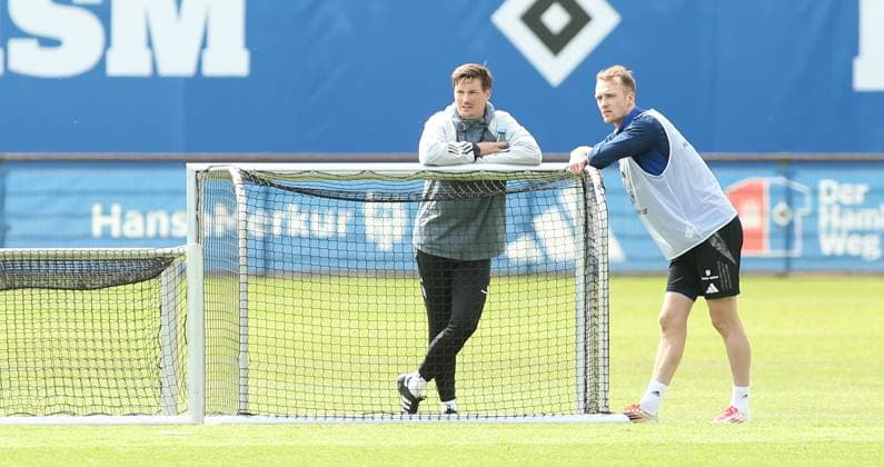 Vormittagstraining des Fußball-Zweitligisten Hamburger SV am Mittwoch am Volksparkstadion. Es war die letzte öffentliche Einheit vor dem Duell am Sonnabend mit dem SSV 1846 Ulm, in dem er HSV mit einem Sieg den Aufstieg in die Fußball-Bundesliga schaffen kann. Trainer Merlin Polzin (l.) im Gespräch mit dem am Sonnabend gesperrten Kapitän Sebastian Schonlau. Stellingen Hamburg *** Morning training session for second-division soccer team Hamburger SV on Wednesday at the Volksparkstadion It was the last public session before Saturdays clash with SSV 1846 Ulm, in which HSV can secure promotion to the Bundesliga with a win Coach Merlin Polzin l in conversation with captain Sebastian Schonlau, who is suspended on Saturday Stellingen Hamburg