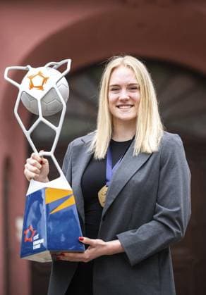 Bilder des Jahres 2025, Sport 05 Mai Sport Themen der Woche KW19 Sport Bilder des Tages THÜRINGER HC - EMPFANG IN DER STAATZSKANZLEI NACH GEWINN DES FINALES DER EHF EUROPEAN LEAGUE ** NUR FÜR REDAKTIONELLE ZWECKE ** EDITORIAL USE ONLY **<p>07 05 2025-Erfurt: Ministerpräsident Mario Voigt empfängt die Spielerinnen des Thüringer HC nach dem Gewinn des Finales der EHF European League am letzten Sonntag in Graz, Österreich. im Foto: Johanna Reichert 29 (Thüringer HC) mit dem Pokal ( Deutschland Thueringen Erfurt Copyright: SaschaxFromm *** THÜRINGER HC RECEPTION AT THE STATE CHANCEL AFTER WINNING THE EHF EUROPEAN LEAGUE FINAL FOR EDITORIAL PURPOSES ONLY EDITORIAL USE ONLY p 07 05 2025 Erfurt Prime Minister Mario Voigt receives the players of Thüringer HC after winning the EHF European League final last Sunday in Graz, Austria in the photo Johanna Reichert 29 Thüringer HC with the trophy Germany Thueringen Erfurt Copyright SaschaxFromm Copyright: SaschaxFromm doc80j6muoyzgpxici22l9 ,EDITORIAL USE ONLY