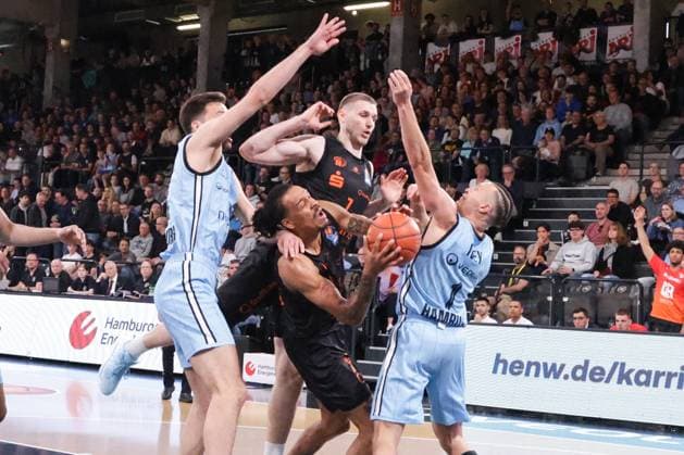 Sport Themen der Woche KW19 Sport Bilder des Tages GER xFSx ,Hamburg,1.Basketball Bundesliga, easyCredit BBL,Veolia Towers Hamburg vs Niners Chemnitz , in der Inselpark Arena , 07.05.2025 , v.l. Kevin Yebo (Niners Chemnitz , 53) haelt den Ball ,Brae Ivey ( Veolia Towers Hamburg , 1) DFL regulations prohibit any use of photographs as image sequences and or quasi-video. *** GER xFSx ,Hamburg,1 Basketball Bundesliga, easyCredit BBL,Veolia Towers Hamburg vs Niners Chemnitz , in der Inselpark Arena , 07 05 2025 , v l Kevin Yebo Niners Chemnitz , 53 haelt den Ball ,Brae Ivey Veolia Towers Hamburg , 1 DFL regulations prohibit any use of photographs as image sequences and or quasi video Copyright: HMBxMedia FernandoxSoares