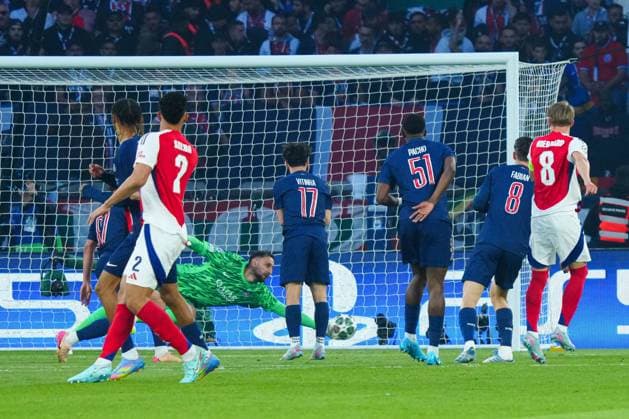 Martin odegaard of Arsenal shoots at goal but fails to score and forces Gianluigi Donnarumma of PSG to make another save early in the game Paris Saint-Germain v Arsenal, UEFA Champions League, Semi Final, Second Leg, Football, Parc des Princes, Paris, France - 07 May 2025 EDITORIAL USE ONLY No use with unauthorised audio, video, data, fixture lists, club league logos or live services. Online in-match use limited to 120 images, no video emulation. No use in betting, games or single club league player publications. Copyright: xJavierxGarcia Shutterstockx 15288068aw