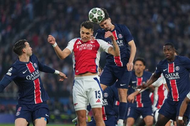 Sport Bilder des Tages Jakub Kiwior of Arsenal and Vitinha of PSG Paris Saint-Germain v Arsenal, UEFA Champions League, Semi Final, Second Leg, Football, Parc des Princes, Paris, France - 07 May 2025 EDITORIAL USE ONLY No use with unauthorised audio, video, data, fixture lists, club league logos or live services. Online in-match use limited to 120 images, no video emulation. No use in betting, games or single club league player publications.  Copyright: xDavexWinter Shutterstockx 15288067af