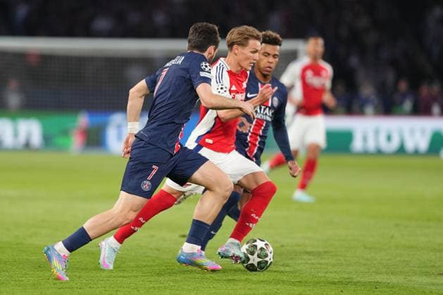 Martin Odegaard of Arsenal takes on Khvicha Kvaratskhelia of PSG and Desire Doue of PSG Paris Saint-Germain v Arsenal, UEFA Champions League, Semi Final, Second Leg, Football, Parc des Princes, Paris, France - 07 May 2025 EDITORIAL USE ONLY No use with unauthorised audio, video, data, fixture lists, club league logos or live services. Online in-match use limited to 120 images, no video emulation. No use in betting, games or single club league player publications. Copyright: xDavexWinter Shutterstockx 15288067ai