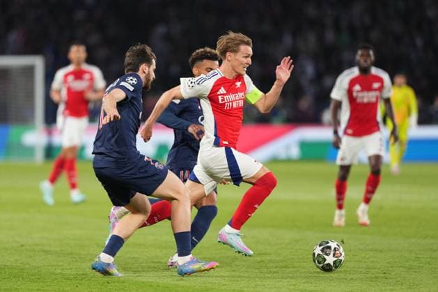 Martin Odegaard of Arsenal takes on Khvicha Kvaratskhelia of PSG and Desire Doue of PSG Paris Saint-Germain v Arsenal, UEFA Champions League, Semi Final, Second Leg, Football, Parc des Princes, Paris, France - 07 May 2025 EDITORIAL USE ONLY No use with unauthorised audio, video, data, fixture lists, club league logos or live services. Online in-match use limited to 120 images, no video emulation. No use in betting, games or single club league player publications. Copyright: xDavexWinter Shutterstockx 15288067aj