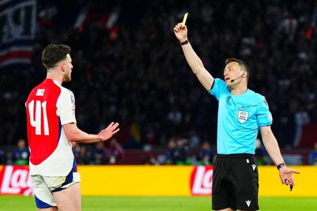 Sport Bilder des Tages Declan Rice of Arsenal (L) receives a yellow card from Referee Slavko Vincic Paris Saint-Germain v Arsenal, UEFA Champions League, Semi Final, Second Leg, Football, Parc des Princes, Paris, France - 07 May 2025 EDITORIAL USE ONLY No use with unauthorised audio, video, data, fixture lists, club league logos or live services. Online in-match use limited to 120 images, no video emulation. No use in betting, games or single club league player publications. Copyright: xJavierxGarcia Shutterstockx 15288068bs