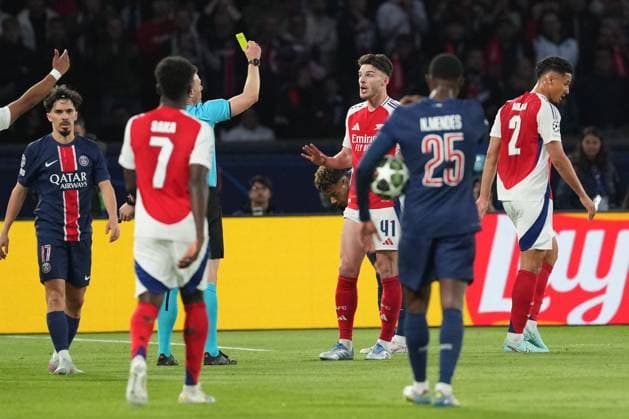 Declan Rice of Arsenal receives a yellow card Paris Saint-Germain v Arsenal, UEFA Champions League, Semi Final, Second Leg, Football, Parc des Princes, Paris, France - 07 May 2025 EDITORIAL USE ONLY No use with unauthorised audio, video, data, fixture lists, club league logos or live services. Online in-match use limited to 120 images, no video emulation. No use in betting, games or single club league player publications. Copyright: xDavexWinter Shutterstockx 15288067ar