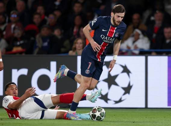 Paris Saint-Germain v Arsenal FC - UEFA Champions League 2024 25 Semi Final Second Leg Khvicha Kvaratskhelia of Paris Saint-Germain and William Saliba of Arsenal during the UEFA Champions League 2024 25 Semi Final Second Leg match between Paris Saint-Germain and Arsenal FC at Parc des Princes on May 7, 2025 in Paris, France. Paris Parc des Princes France France Copyright: xNealxSimpson Sportsphoto APLx 14126532