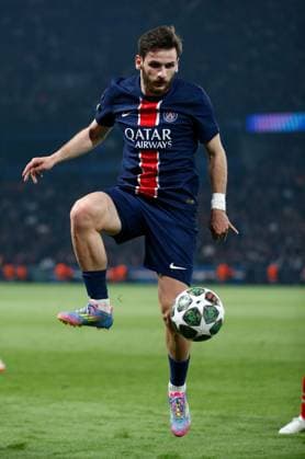 Khvicha Kvaratskhelia of PSG controls the ball Paris Saint-Germain v Arsenal, Football, UEFA Champions League, Semi-Final 2nd Leg, Parc des Princes, Paris, France - 07 05 2025 Editorial use only  Copyright: xMattxImpey Shutterstockx 15289021l