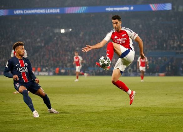 Mikel Merino of Arsenal and DZsirZ DouZ of PSG compete for the ball Paris Saint-Germain v Arsenal, Football, UEFA Champions League, Semi-Final 2nd Leg, Parc des Princes, Paris, France - 07 05 2025 Editorial use only  Copyright: xMattxImpey Shutterstockx 15289021m