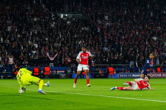 Bradley Barcola of PSG shoots at goal but fails to score and forces David Raya of Arsenal to make a save Paris Saint-Germain v Arsenal, UEFA Champions League, Semi Final, Second Leg, Football, Parc des Princes, Paris, France - 07 May 2025 EDITORIAL USE ONLY No use with unauthorised audio, video, data, fixture lists, club league logos or live services. Online in-match use limited to 120 images, no video emulation. No use in betting, games or single club league player publications. Copyright: xJavierxGarcia Shutterstockx 15288068bz