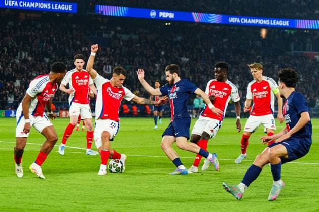 Khvicha Kvaratskhelia of PSG surrounded by Arsenal players Paris Saint-Germain v Arsenal, UEFA Champions League, Semi Final, Second Leg, Football, Parc des Princes, Paris, France - 07 May 2025 EDITORIAL USE ONLY No use with unauthorised audio, video, data, fixture lists, club league logos or live services. Online in-match use limited to 120 images, no video emulation. No use in betting, games or single club league player publications. Copyright: xJavierxGarcia Shutterstockx 15288068cb