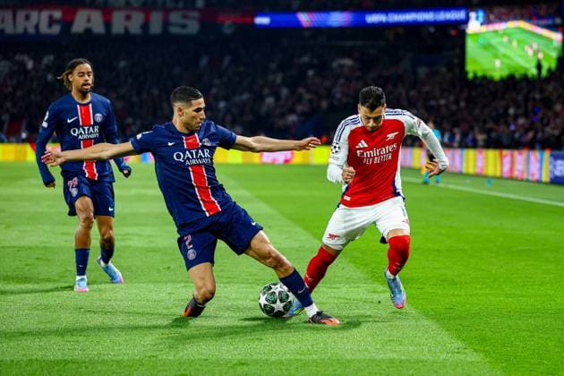 Paris Saint-Germain v Arsenal Champions League 07 05 2025. Semi-Final Gabriel Martinelli (11) of Arsenal battles with Achraf Hakimi (2) of Paris Saint-Germain during the Champions League semi final match between Paris Saint-Germain and Arsenal at Parc des Princes, Paris, France on 7 May 2025. Editorial use only , Copyright: xNigelxKeenex PSI-22025-0040