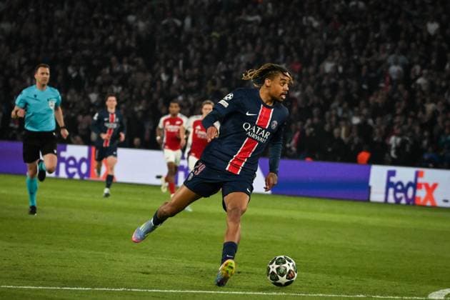 Champions League PSG vs Arsenal FC - FA Paris Saint-Germain’s forward Bradley Barcola controls the ball during the UEFA Champions League football match between Paris Saint-Germain and Arsenal FC at the Parc des Princes Stadium in Paris on May 7, 2025. Photo by Firas Abdullah ABACAPRESS.COM Paris Ile-de-France France  Copyright: xAbdullahxFiras ABACAx