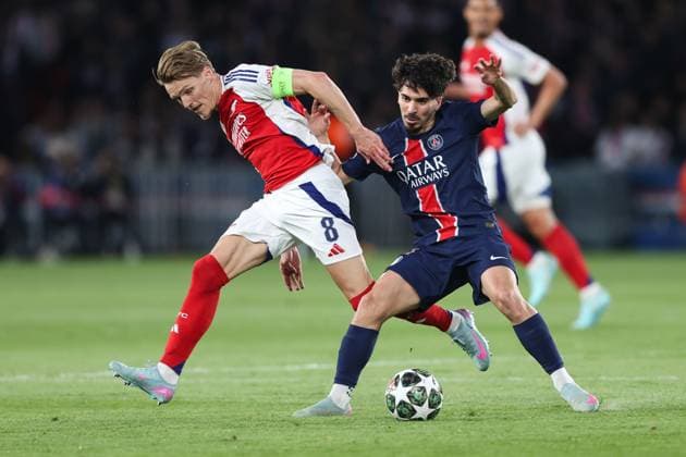 PSG gegen Arsenal 07. Mai 2025, Paris UEFA Champions League Halbfinale, Rückspiel Paris Saint Germain gegen Arsenal Vitinha von PSG und Martin Odegaard von Arsenal Foto Mark Leech Abseits Paris Paris Frankreich  Copyright: xMarkxLeechx xOffsidexOffside
