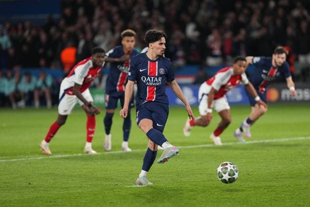 Vitinha of PSG sees his penalty saved Paris Saint-Germain v Arsenal, UEFA Champions League, Semi Final, Second Leg, Football, Parc des Princes, Paris, France - 07 May 2025 EDITORIAL USE ONLY No use with unauthorised audio, video, data, fixture lists, club league logos or live services. Online in-match use limited to 120 images, no video emulation. No use in betting, games or single club league player publications. Copyright: xDavexWinter Shutterstockx 15288067cd