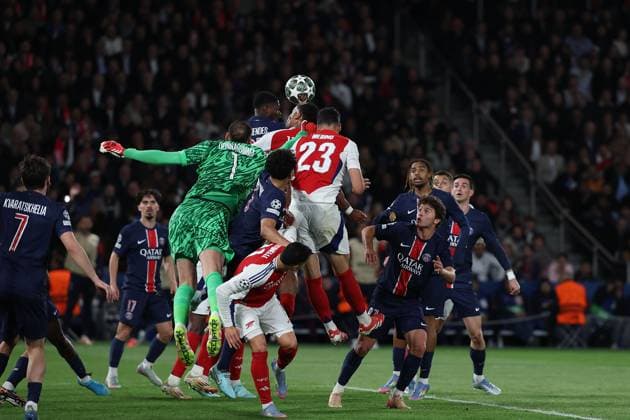 Paris, Parc des Princes 7 05 2025 xJFx UEFA Champions League 2024 25 semi-final second leg Paris Saint Germain Arsenal FC v l , goalkeeper Gianluigi Donnarumma Paris Saint Germain , Mikel Merino Arsenal FC in action, in action, Copyright: JoaquimxFerreira