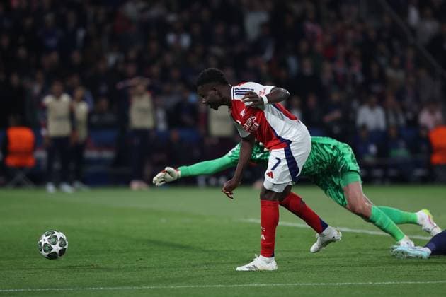 Paris, Parc des Princes 7 05 2025 xJFx UEFA Champions League 2024 25 Semi-final second leg Paris Saint Germain Arsenal FC v l , Bukayo Saka Arsenal FC scores the goal for 1 2, goalkeeper Gianluigi Donnarumma Paris Saint Germain Copyright: JoaquimxFerreira