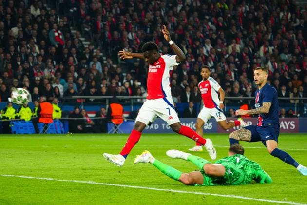 Bukayo Saka of Arsenal shoots at goal but fails to score in front of the goal Paris Saint-Germain v Arsenal, UEFA Champions League, Semi Final, Second Leg, Football, Parc des Princes, Paris, France - 07 May 2025 EDITORIAL USE ONLY No use with unauthorised audio, video, data, fixture lists, club league logos or live services. Online in-match use limited to 120 images, no video emulation. No use in betting, games or single club league player publications. Copyright: xJavierxGarcia Shutterstockx 15288068dn