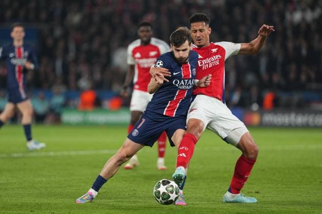 Khvicha Kvaratskhelia of PSG and William Saliba of Arsenal Paris Saint-Germain v Arsenal, UEFA Champions League, Semi Final, Second Leg, Football, Parc des Princes, Paris, France - 07 May 2025 EDITORIAL USE ONLY No use with unauthorised audio, video, data, fixture lists, club league logos or live services. Online in-match use limited to 120 images, no video emulation. No use in betting, games or single club league player publications. Copyright: xDavexWinter Shutterstockx 15288067cu