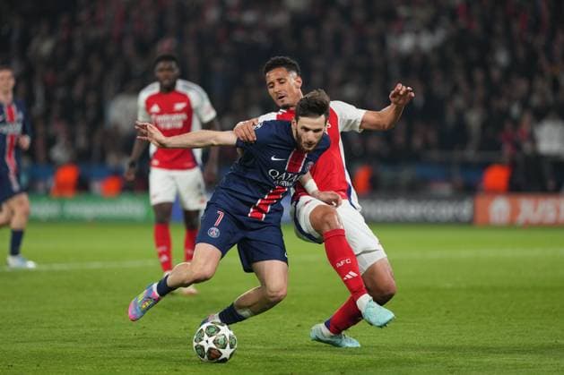 Khvicha Kvaratskhelia of PSG and William Saliba of Arsenal Paris Saint-Germain v Arsenal, UEFA Champions League, Semi Final, Second Leg, Football, Parc des Princes, Paris, France - 07 May 2025 EDITORIAL USE ONLY No use with unauthorised audio, video, data, fixture lists, club league logos or live services. Online in-match use limited to 120 images, no video emulation. No use in betting, games or single club league player publications. Copyright: xDavexWinter Shutterstockx 15288067cv