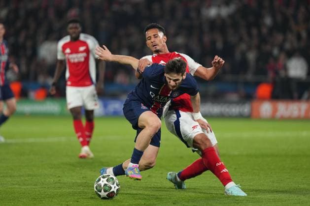 Khvicha Kvaratskhelia of PSG and William Saliba of Arsenal Paris Saint-Germain v Arsenal, UEFA Champions League, Semi Final, Second Leg, Football, Parc des Princes, Paris, France - 07 May 2025 EDITORIAL USE ONLY No use with unauthorised audio, video, data, fixture lists, club league logos or live services. Online in-match use limited to 120 images, no video emulation. No use in betting, games or single club league player publications. Copyright: xDavexWinter Shutterstockx 15288067cx