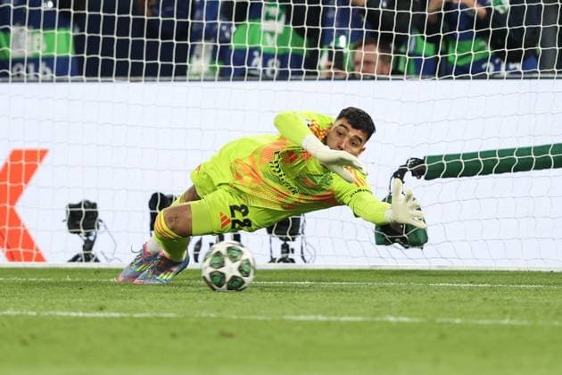PSG gegen Arsenal 07. Mai 2025, Paris UEFA Champions League Halbfinale, Rückspiel Paris Saint Germain gegen Arsenal Arsenal-Torhüter David Raya pariert einen Elfmeter Foto Mark Leech Abseits Paris Paris Frankreich  Copyright: xMarkxLeechx xOffsidexOffside