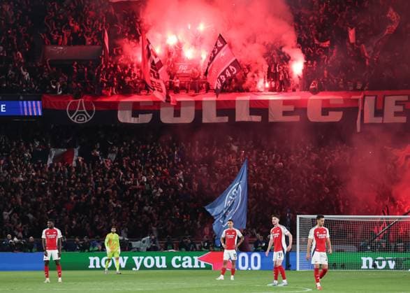 Paris, France, 7th May 2025. Arsenal players react as Paris Saint-Germain fans set off flares after they concede their second goal during the Paris Saint Germain vs Arsenal UEFA Champions League match at Le Parc des Princes, Paris. Picture credit should read: David Klein Sportimage EDITORIAL USE ONLY. No use with unauthorised audio, video, data, fixture lists, club league logos or live services. Online in-match use limited to 120 images, no video emulation. No use in betting, games or single club league player publications. SPI_051_DK_PARIS_ST_GERMAIN_V_ARSENAL SPI-3913-0050