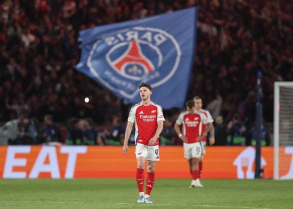 Paris, France, 7th May 2025. Declan Rice of Arsenal reacts as his side concede their second goal during the Paris Saint Germain vs Arsenal UEFA Champions League match at Le Parc des Princes, Paris. Picture credit should read: David Klein Sportimage EDITORIAL USE ONLY. No use with unauthorised audio, video, data, fixture lists, club league logos or live services. Online in-match use limited to 120 images, no video emulation. No use in betting, games or single club league player publications. SPI_054_DK_PARIS_ST_GERMAIN_V_ARSENAL SPI-3913-0053