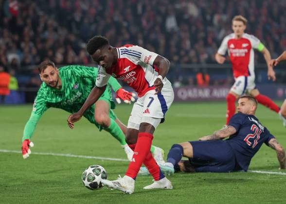 Paris, France, 7th May 2025. Bukayo Saka of Arsenal scores his sides first goal during the Paris Saint Germain vs Arsenal UEFA Champions League match at Le Parc des Princes, Paris. Picture credit should read: David Klein Sportimage EDITORIAL USE ONLY. No use with unauthorised audio, video, data, fixture lists, club league logos or live services. Online in-match use limited to 120 images, no video emulation. No use in betting, games or single club league player publications. SPI_058_DK_PARIS_ST_GERMAIN_V_ARSENAL SPI-3913-0057