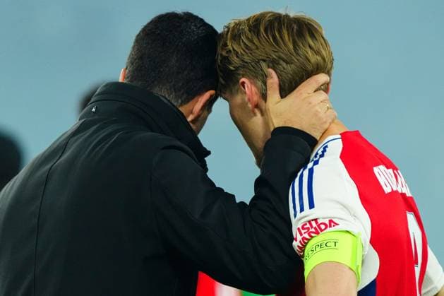 Sport Bilder des Tages Arsenal manager Mikel Arteta (L) and Martin odegaard of Arsenal (R) show a look of dejection at full-time Paris Saint-Germain v Arsenal, UEFA Champions League, Semi Final, Second Leg, Football, Parc des Princes, Paris, France - 07 May 2025 EDITORIAL USE ONLY No use with unauthorised audio, video, data, fixture lists, club league logos or live services. Online in-match use limited to 120 images, no video emulation. No use in betting, games or single club league player publications. Copyright: xJavierxGarcia Shutterstockx 15288068ei