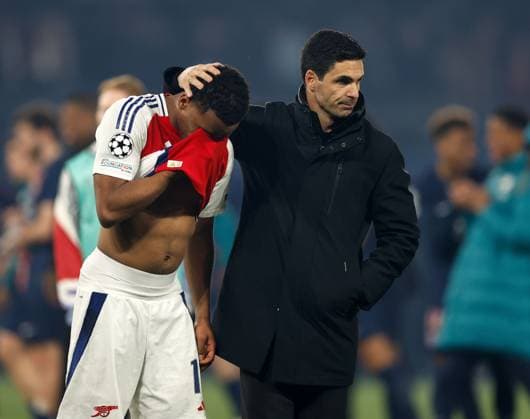 Arsenal manager Mikel Arteta consoles Jurrien Timber at the end of the game Paris Saint-Germain v Arsenal, Football, UEFA Champions League, Semi-Final 2nd Leg, Parc des Princes, Paris, France - 07 05 2025 Editorial use only  Copyright: xMattxImpey Shutterstockx 15289021al