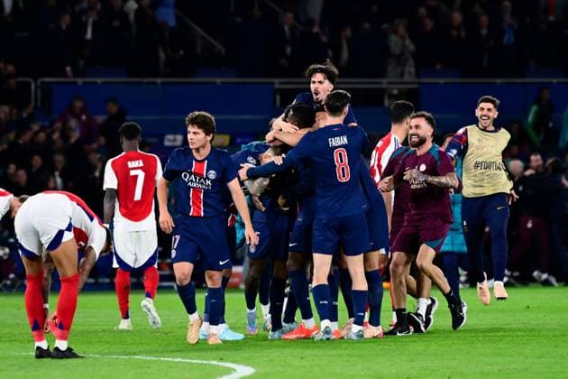 FOOTBALL : PSG vs Arsenal - Ligue des Champions - 07 05 2025 Vitinha Vitor Machado ( 17 - PSG ) and PSG players celebrate their side s victory after the UEFA Champions League match between Paris Saint Germain and Arsenal FC at Parc Des Princes on May 07 , 2025 in Paris, France. ( Photo by Dante Badano PsnewZ ) - ParisFrance  Copyright: xx