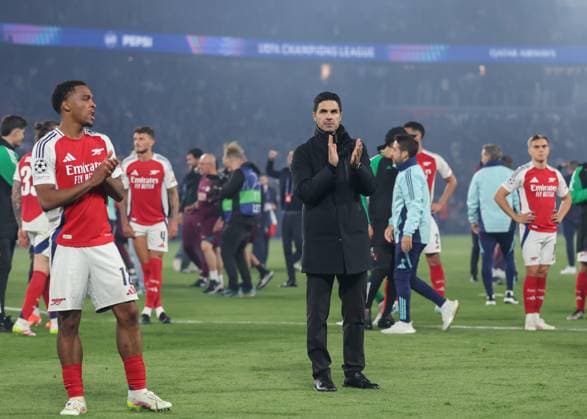 Paris, France, 7th May 2025. Mikel Arteta manager of Arsenal applauds fans at full time following the Paris Saint Germain vs Arsenal UEFA Champions League match at Le Parc des Princes, Paris. Picture credit should read: David Klein Sportimage EDITORIAL USE ONLY. No use with unauthorised audio, video, data, fixture lists, club league logos or live services. Online in-match use limited to 120 images, no video emulation. No use in betting, games or single club league player publications. SPI_056_DK_PARIS_ST_GERMAIN_V_ARSENALA SPI-3913-0065