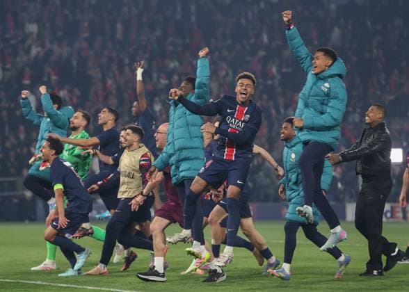 Paris, France, 7th May 2025. Paris Saint-Germain players celebrate the full time result following the Paris Saint Germain vs Arsenal UEFA Champions League match at Le Parc des Princes, Paris. Picture credit should read: David Klein Sportimage EDITORIAL USE ONLY. No use with unauthorised audio, video, data, fixture lists, club league logos or live services. Online in-match use limited to 120 images, no video emulation. No use in betting, games or single club league player publications. SPI_063_DK_PARIS_ST_GERMAIN_V_ARSENAL SPI-3913-0072
