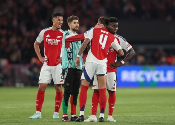 Paris, France, 7th May 2025. Ben White of Arsenal consoles Bukayo Saka of Arsenal following the Paris Saint Germain vs Arsenal UEFA Champions League match at Le Parc des Princes, Paris. Picture credit should read: David Klein Sportimage EDITORIAL USE ONLY. No use with unauthorised audio, video, data, fixture lists, club league logos or live services. Online in-match use limited to 120 images, no video emulation. No use in betting, games or single club league player publications. SPI_069_DK_PARIS_ST_GERMAIN_V_ARSENAL SPI-3913-0078