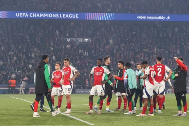 PSG gegen Arsenal 07. Mai 2025, Paris UEFA-Champions-League-Halbfinale, Rückspiel Paris Saint Germain gegen Arsenal Thomas Partey von Arsenal und seine Mannschaftskameraden reagieren nach dem Abpfiff Foto Mark Leech Abseits Paris Paris Frankreich  Copyright: xMarkxLeechx xOffsidexOffside