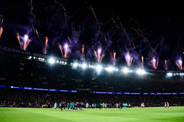 FOOTBALL : PSG vs Arsenal - Ligue des Champions - 07 05 2025 PSG players celebrate their side s victory with fireworks after the UEFA Champions League match between Paris Saint Germain and Arsenal FC at Parc Des Princes on May 07 , 2025 in Paris, France. ( Photo by Dante Badano PsnewZ ) - ParisFrance  Copyright: xx