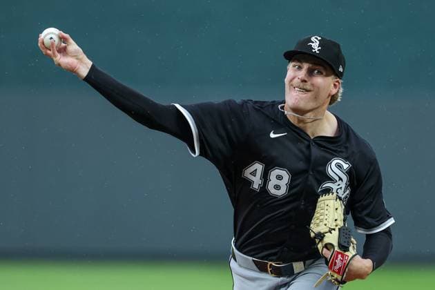 May 7, 2025: Chicago White Sox starting pitcher Jonathan Cannon (48) warms up before the bottom of the first inning against the Kansas City Royals at Kauffman Stadium in Kansas City, MO. CSM Kansas City United States of America - ZUMAc04_ 20250507_zma_c04_004 Copyright: xDavidxSmithx
