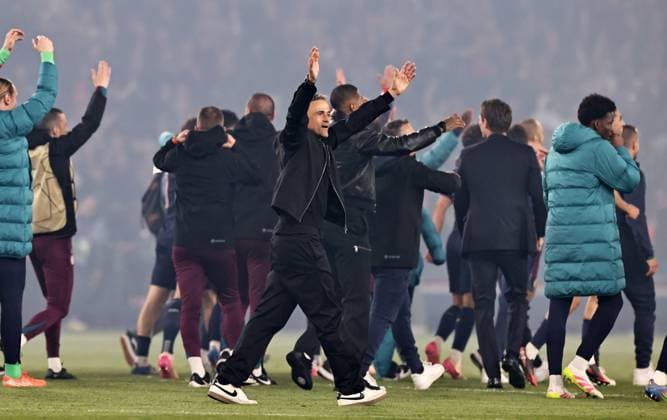 (250508) -- PARIS, May 8, 2025 -- Paris Saint-Germain s Spanish head coach Luis Enrique (C) celebrates advancing to the final after winning the UEFA Champions League semifinal second leg match between Paris Saint-Germain and Arsenal at the Parc des Princes stadium in Paris, France, May 7, 2025. ) (SP)FRANCE-PARIS-FOOTBALL-UEFA CHAMPIONS LEAGUE-PSG VS ARSENAL GaoxJing 