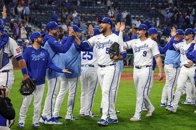 MLB, Baseball Herren, USA 2025: White Sox Vs Royals MAY 07 May 7, 2025: Kansas City Royals relief pitcher Carlos Estevez (53) and Kansas City Royals designated hitter Vinnie Pasquantino (9) celebrate their 2-1 win over the Chicago White Sox at Kauffman Stadium in Kansas City, MO. David Smith CSM (Credit Image: Â David Smith Cal Media) Kansas City Mo United States of America EDITORIAL USE ONLY Copyright: xx ZUMA-20250507_zma_c04_017.jpg DavidxSmithx csmphotothree381483