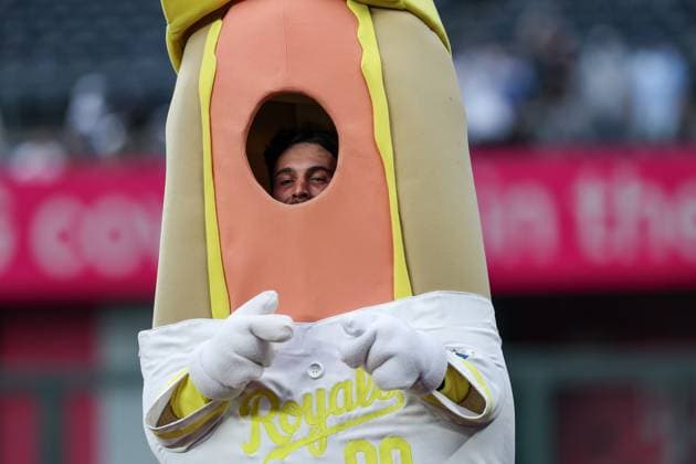 May 7, 2025: Mustard wins the hot dog race during a game between the Kansas City Royals and Chicago White Sox at Kauffman Stadium in Kansas City, MO. CSM Kansas City United States of America - ZUMAc04_ 20250507_zma_c04_026 Copyright: xDavidxSmithx