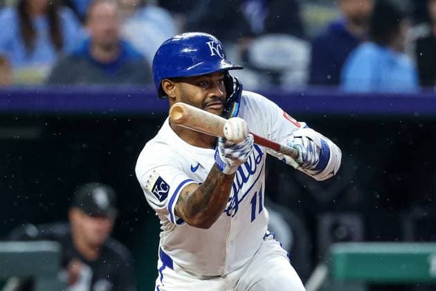 MLB, Baseball Herren, USA 2025: White Sox Vs Royals MAY 07 May 7, 2025: Kansas City Royals third baseman Maikel Garcia (11) hits a sacrifice bunt to advance Kansas City Royals center fielder Kyle Isbel (28) to second during the seventh inning against the Chicago White Sox at Kauffman Stadium in Kansas City, MO. David Smith CSM (Credit Image: Â David Smith Cal Media) Kansas City Mo United States of America EDITORIAL USE ONLY Copyright: xx ZUMA-20250507_zma_c04_027.jpg DavidxSmithx csmphotothree381504