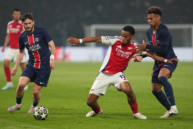 Jurrien Timber of Arsenal holds off Desire Doue of PSG as Khvicha Kvaratskhelia of PSG looks on Paris Saint-Germain v Arsenal, UEFA Champions League, Semi Final, Second Leg, Football, Parc des Princes, Paris, France - 07 May 2025 EDITORIAL USE ONLY No use with unauthorised audio, video, data, fixture lists, club league logos or live services. Online in-match use limited to 120 images, no video emulation. No use in betting, games or single club league player publications. Copyright: xDavexWinter Shutterstockx 15288067io
