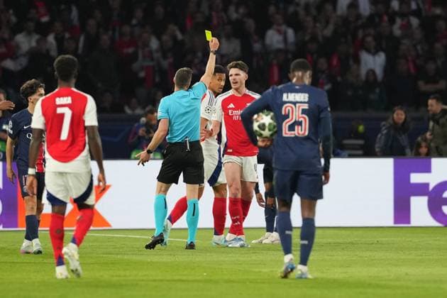 Declan Rice of Arsenal receives a yellow card from referee Felix Zwayer Paris Saint-Germain v Arsenal, UEFA Champions League, Semi Final, Second Leg, Football, Parc des Princes, Paris, France - 07 May 2025 EDITORIAL USE ONLY No use with unauthorised audio, video, data, fixture lists, club league logos or live services. Online in-match use limited to 120 images, no video emulation. No use in betting, games or single club league player publications. Copyright: xDavexWinter Shutterstockx 15288067hx