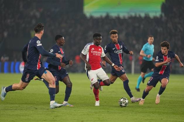 Bukayo Saka of Arsenal takes on the PSG defence Paris Saint-Germain v Arsenal, UEFA Champions League, Semi Final, Second Leg, Football, Parc des Princes, Paris, France - 07 May 2025 EDITORIAL USE ONLY No use with unauthorised audio, video, data, fixture lists, club league logos or live services. Online in-match use limited to 120 images, no video emulation. No use in betting, games or single club league player publications. Copyright: xDavexWinter Shutterstockx 15288067jq