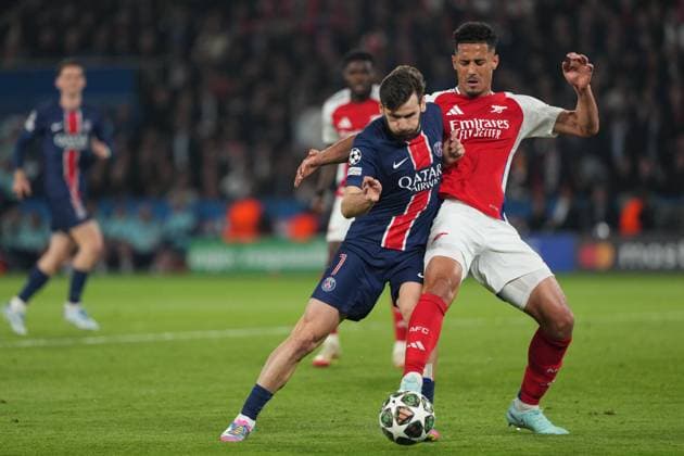 Khvicha Kvaratskhelia of PSG and William Saliba of Arsenal Paris Saint-Germain v Arsenal, UEFA Champions League, Semi Final, Second Leg, Football, Parc des Princes, Paris, France - 07 May 2025 EDITORIAL USE ONLY No use with unauthorised audio, video, data, fixture lists, club league logos or live services. Online in-match use limited to 120 images, no video emulation. No use in betting, games or single club league player publications. Copyright: xDavexWinter Shutterstockx 15288067mg