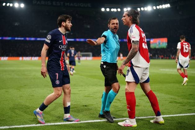 Sport Bilder des Tages Khvicha Kvaratskhelia of PSG and Riccardo Calafiori of Arsenal clash Paris Saint-Germain v Arsenal, UEFA Champions League, Semi Final, Second Leg, Football, Parc des Princes, Paris, France - 07 May 2025 EDITORIAL USE ONLY No use with unauthorised audio, video, data, fixture lists, club league logos or live services. Online in-match use limited to 120 images, no video emulation. No use in betting, games or single club league player publications.  Copyright: xDavexWinter Shutterstockx 15288067nj