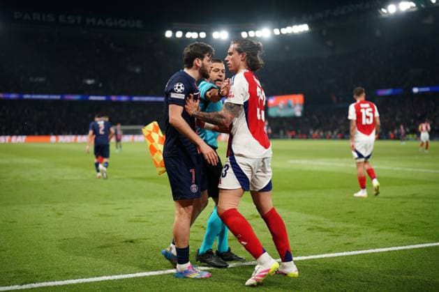 Khvicha Kvaratskhelia of PSG and Riccardo Calafiori of Arsenal clash Paris Saint-Germain v Arsenal, UEFA Champions League, Semi Final, Second Leg, Football, Parc des Princes, Paris, France - 07 May 2025 EDITORIAL USE ONLY No use with unauthorised audio, video, data, fixture lists, club league logos or live services. Online in-match use limited to 120 images, no video emulation. No use in betting, games or single club league player publications. Copyright: xDavexWinter Shutterstockx 15288067my
